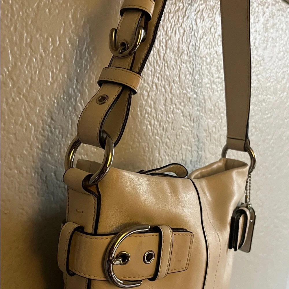 Vintage Coach White Leather Shoulder Bag
With Silver Tone Buckles And Rings - Picture 4 of 12
